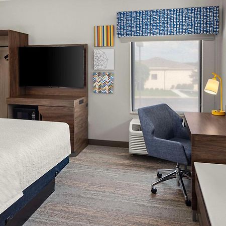 Hampton Inn Fairmont Ngoại thất bức ảnh