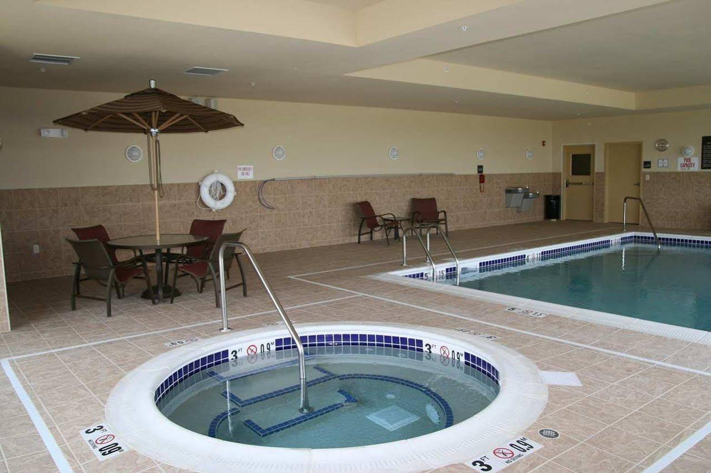 Hampton Inn Fairmont Ngoại thất bức ảnh