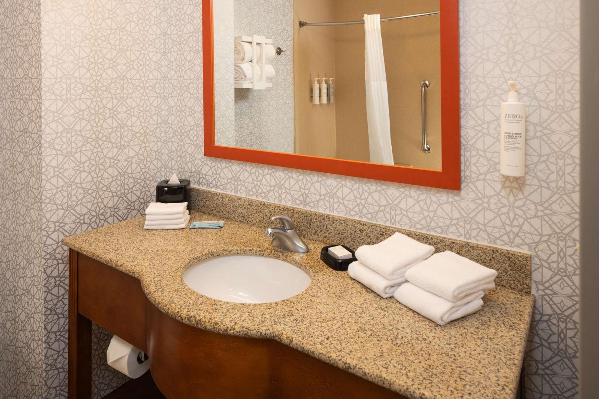 Hampton Inn Fairmont Ngoại thất bức ảnh