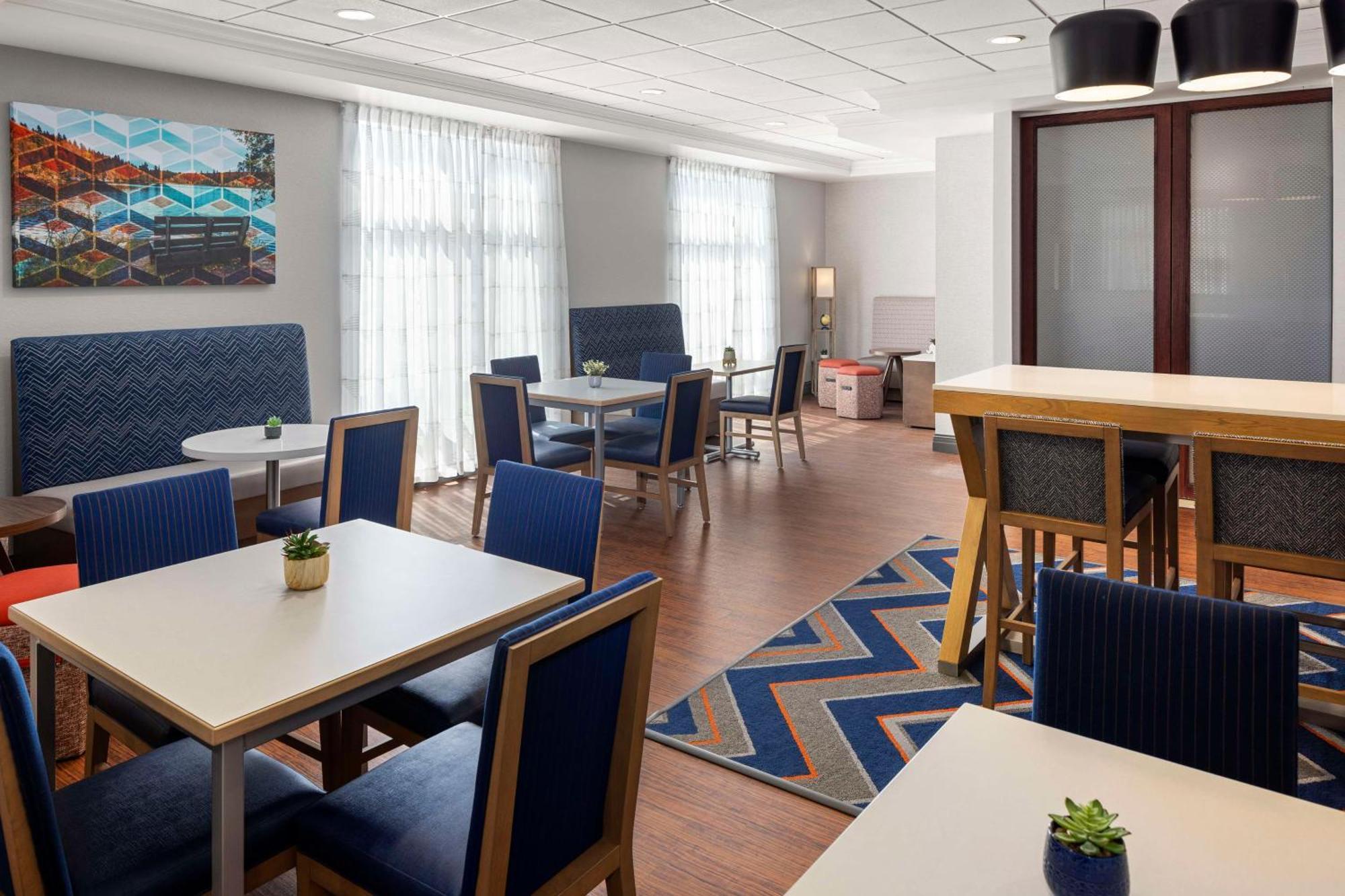 Hampton Inn Fairmont Ngoại thất bức ảnh